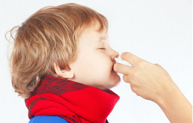 Spray nasal chez un enfant
