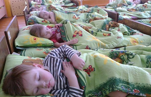 sieste à la maternelle